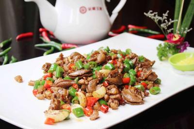 美酒佳肴迎摯友,名樓雅座待高朋。